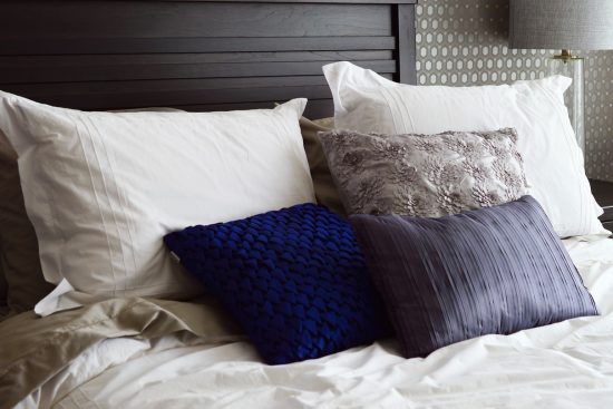 découvrez notre vaste choix de literie haut de gamme pour un sommeil parfait. explorez des draps, housses de couette et oreillers confortables, alliant style et qualité pour transformer votre chambre en un oasis de détente.