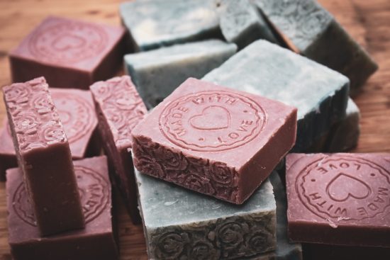 découvrez notre gamme de savons artisanaux, enrichis en ingrédients naturels pour une peau douce et hydratée. parfaits pour votre routine beauté, nos savons offrent des parfums envoûtants et une mousse crémeuse, tout en respectant l'environnement. adoptez un soin pur et authentique.