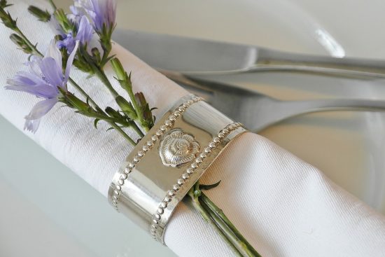 découvrez l'univers des serviettes en papier : pratiques, élégantes et écologiques, elles sont indispensables pour vos repas quotidiens. idéales pour toutes les occasions, apprenez à choisir et à utiliser les serviettes pour ajouter une touche de style à votre table.