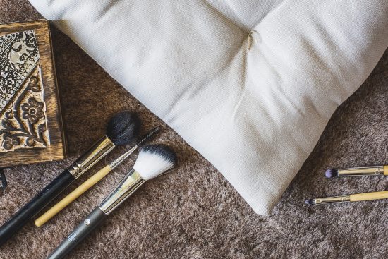 découvrez notre collection de coussins design, alliant confort et style pour sublimer votre intérieur. parfaits pour ajouter une touche de couleur et de douceur à n'importe quelle pièce, nos coussins s'adaptent à tous les décors. trouvez votre inspiration et créez un espace accueillant aujourd'hui !