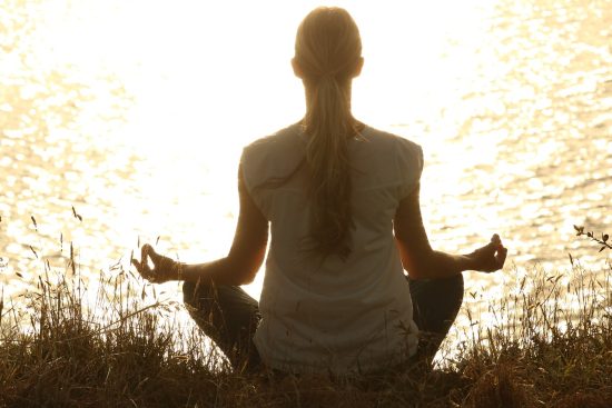 plongez dans une atmosphère relaxante où le calme et la sérénité règnent. profitez d'un cadre apaisant qui favorise le bien-être et la détente, idéaux pour échapper au stress quotidien.