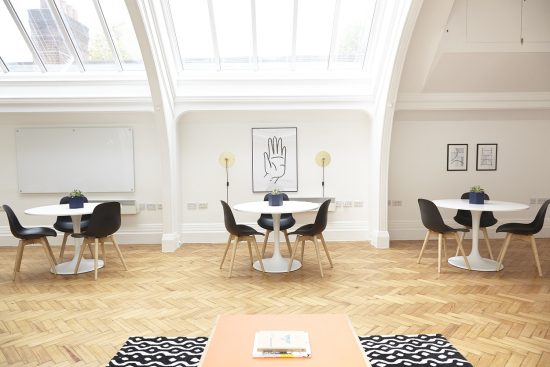 découvrez les dernières tendances en matière de design d'intérieur pour transformer votre espace de vie. des couleurs aux matériaux, explorez les styles intemporels et les innovations qui rehausseront votre décoration intérieure en 2023.
