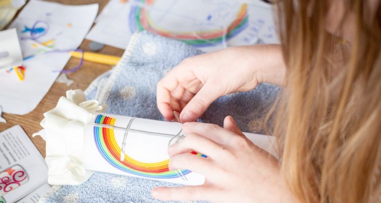 découvrez notre large sélection de bougies parfumées et décoratives, idéales pour créer une ambiance chaleureuse et relaxante dans votre intérieur. trouvez la parfaite bougie qui sublimera vos moments de détente et ajoutera une touche d'élégance à votre décoration.