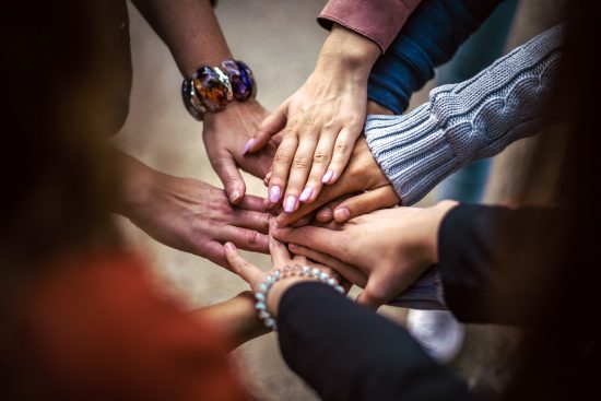 découvrez l'essence de l'amitié : un lien précieux qui enrichit nos vies, favorise le partage et offre un soutien inconditionnel. plongez dans les histoires inspirantes et les leçons sur l'entraide et la compréhension mutuelle.