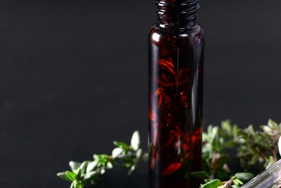 découvrez les bienfaits des huiles essentielles pour votre bien-être au quotidien. explorez leur utilisation en aromathérapie, soins de la peau et comme remèdes naturels pour apaiser votre corps et votre esprit.