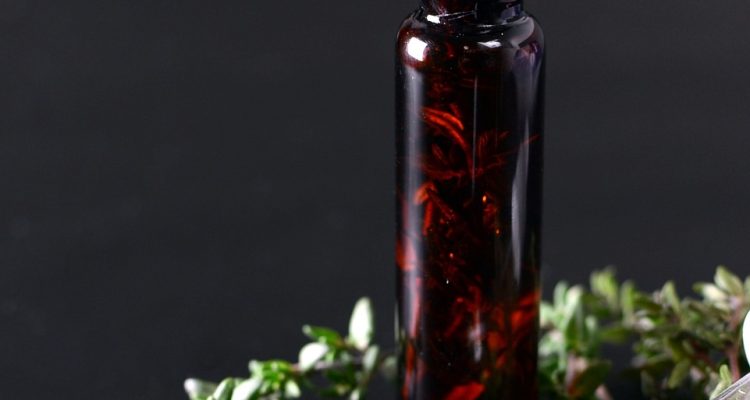 découvrez les bienfaits des huiles essentielles pour votre bien-être au quotidien. explorez leur utilisation en aromathérapie, soins de la peau et comme remèdes naturels pour apaiser votre corps et votre esprit.