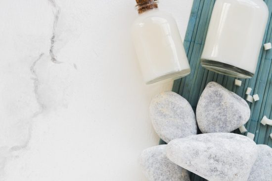 découvrez les bienfaits de l'aromathérapie pour votre bien-être. plongez dans un monde de senteurs naturelles qui apaisent le corps et l'esprit, et apprenez à utiliser les huiles essentielles pour améliorer votre qualité de vie. un voyage sensoriel vers la relaxation et l'harmonie.