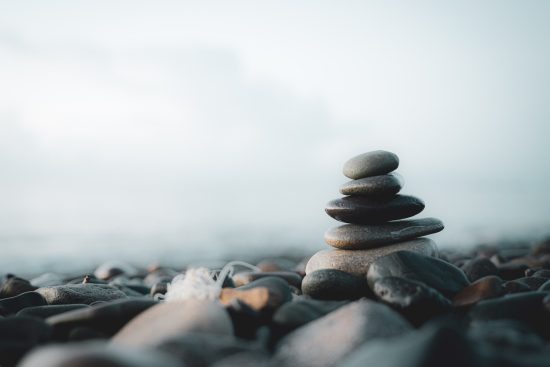 découvrez les principes zen, une approche apaisante et équilibrée de la vie qui favorise la paix intérieure, la pleine conscience et l'harmonie. apprenez à intégrer ces sagesse ancestrale dans votre quotidien pour cultiver la sérénité et la clarté d'esprit.
